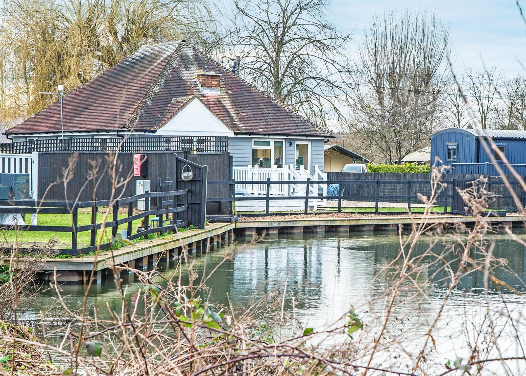 Lee Valley Hotel Hoddesdon Exterior photo